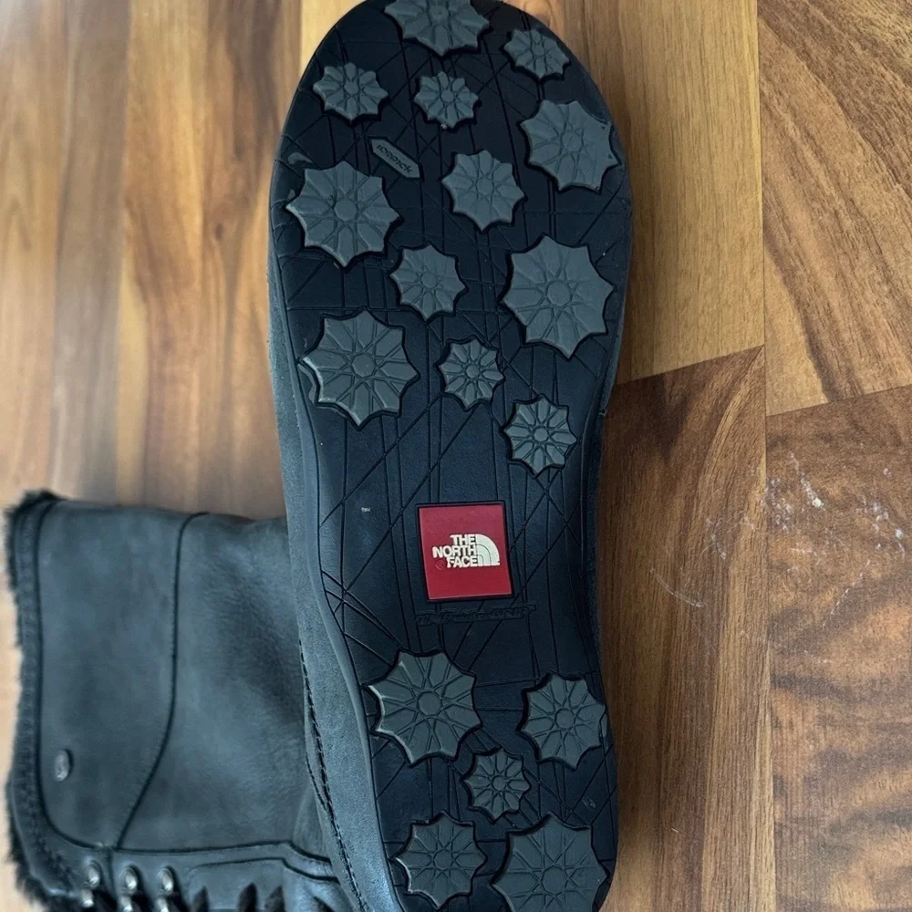The North Face Janey ll snow Boots size US 9